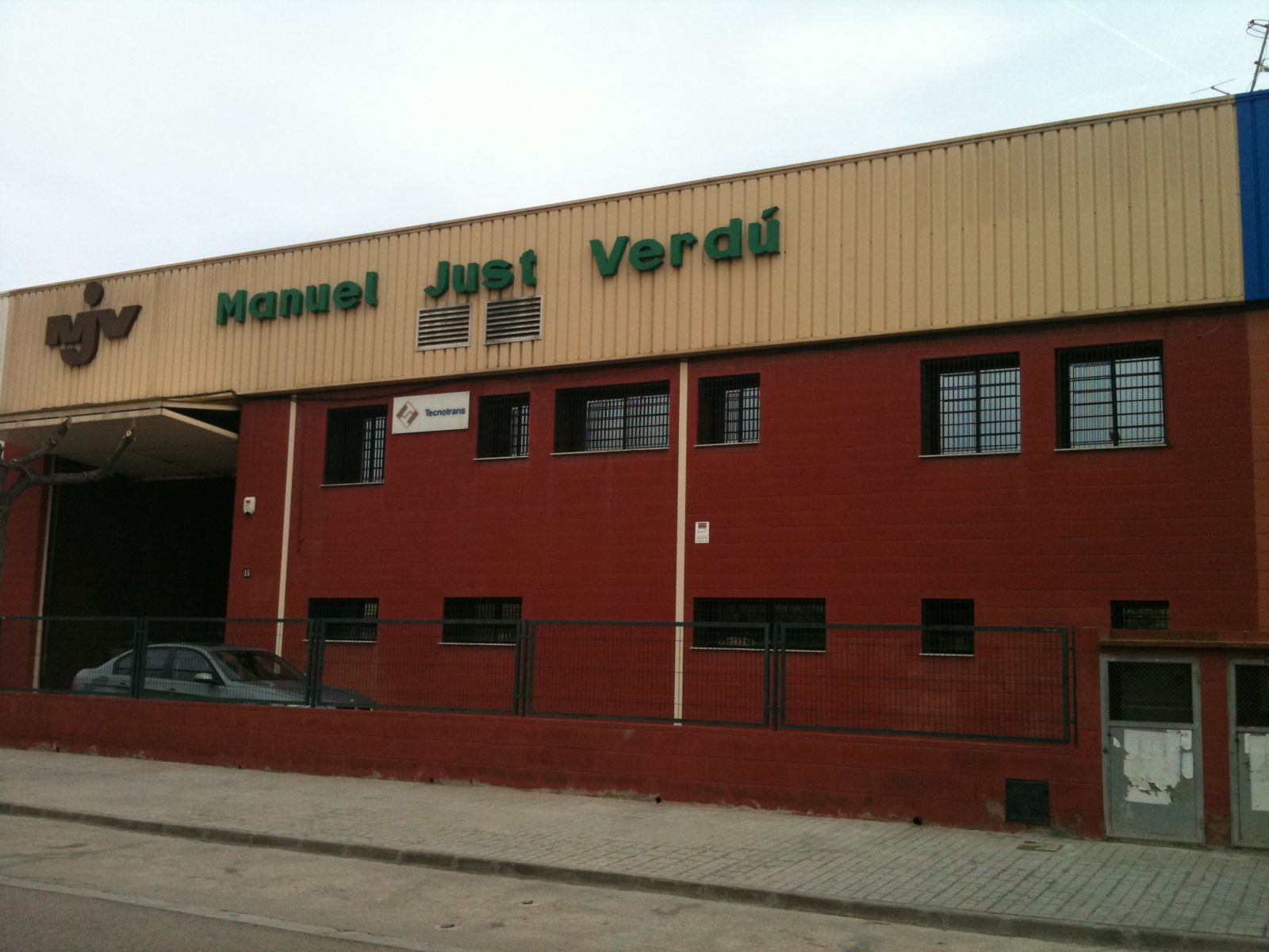 Fachada de la nave de Manuel Just Verdú en Sedaví
